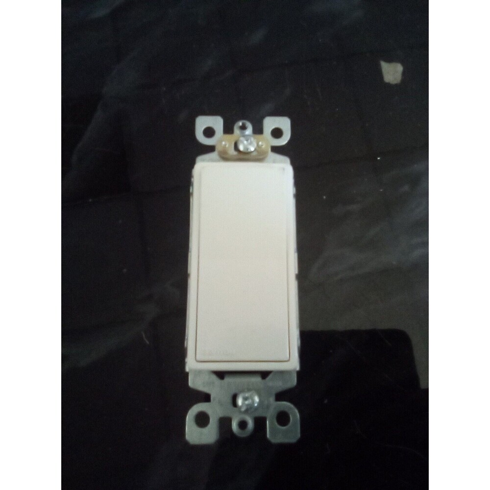 Leviton Decora 15 A  120/277 V Single Pole Rocker Switch - White
